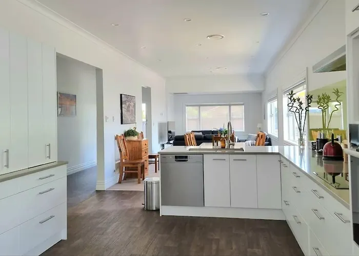 Central Auckland 5-Bedroom Villa With Free Parking