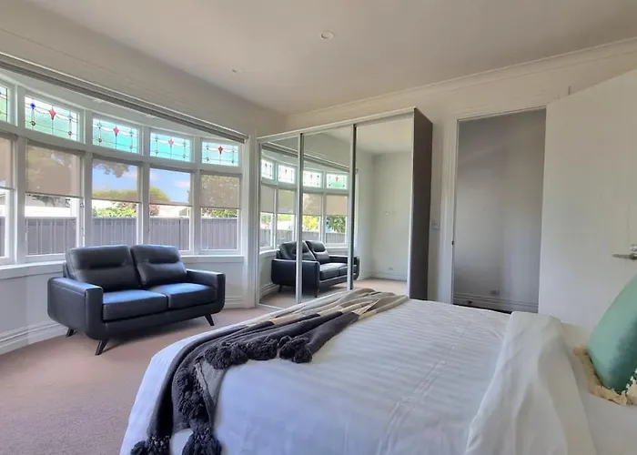 Central Auckland 5-Bedroom Villa With Free Parking