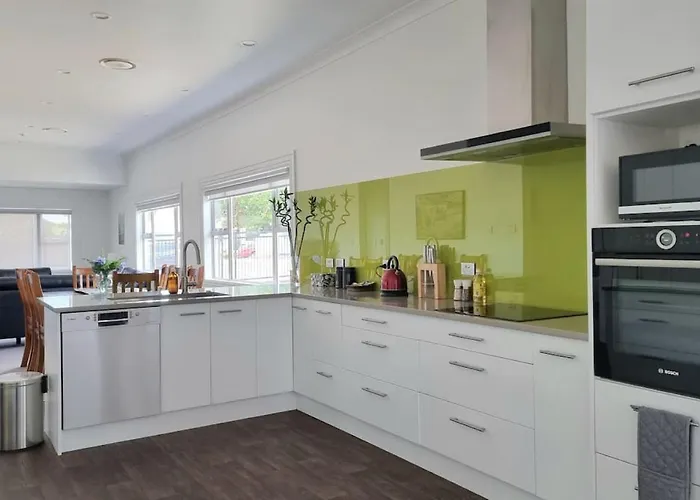 Central Auckland 5-Bedroom Villa With Free Parking